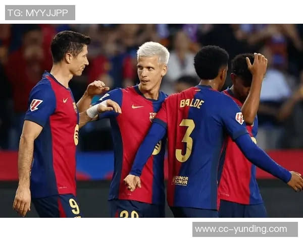 弗里克手握加维球衣与西超杯奖杯合影球员现场观战决赛引关注